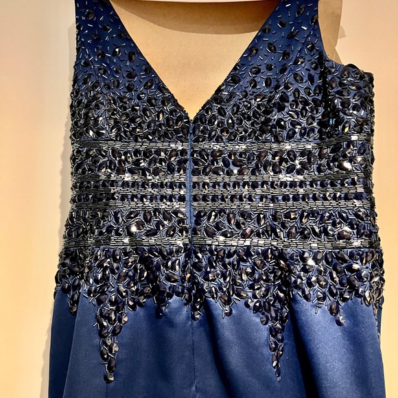 Elegant dress with small train and a cape. - Picture 3 of 5